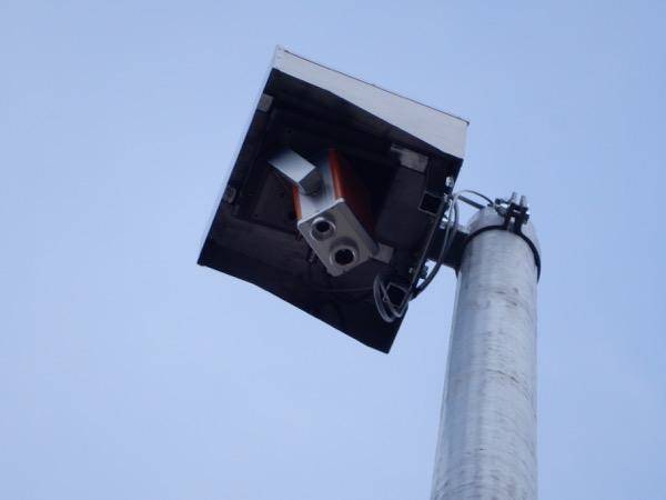 Das Pyrosmart-System ist auf einem 35m hohen Mast im Top-Down Wetterschutzgehäuse installiert. Damit ist eine optimale Sicht auf die Detektionsfläche gewährleistet.