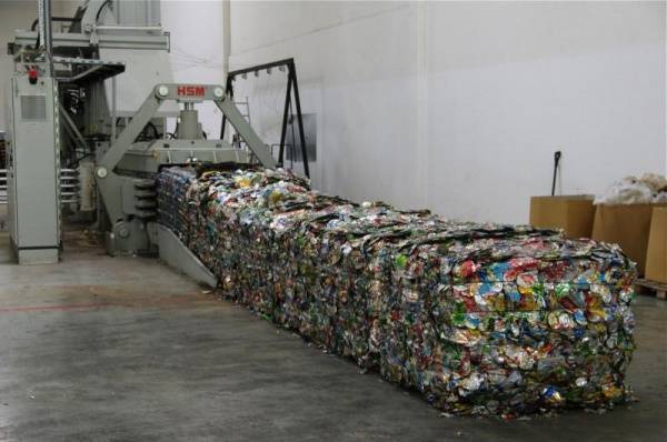 Recycling of cardboard, PET and aluminium drinks cans Europe’s largest logistics provider, Euro Pool System, in Hungary with new recycling hall 
