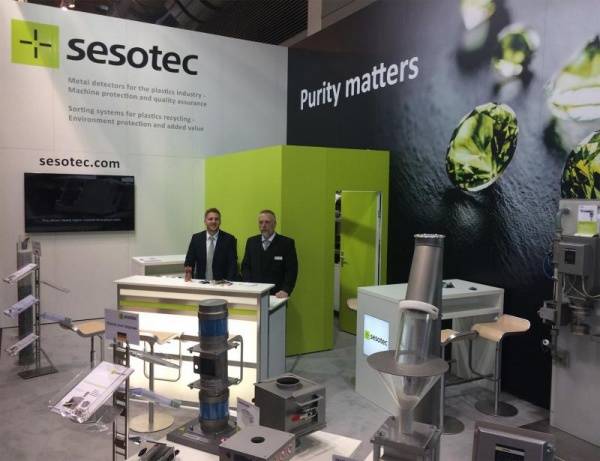 At Sesotec’s trade fair stand Manuel Rückert (left) and Jörg Schaper presented metal separators for the protection of injection moulding machines, extruders, and blow moulding machines. (Photo: Sesotec GmbH)