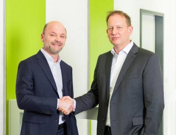 Marc Setzen (rechts im Bild)  ist CEO-Nachfolger von Xaver Auer, nachdem dieser Sesotec auf eigenen Wunsch verlässt. (Foto: Sesotec GmbH)