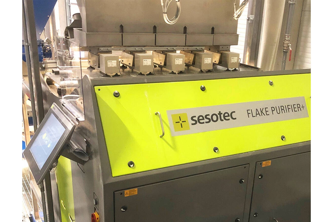 Bei Reiling Kunststoff Recycling spielen die Sortiersysteme FLAKE PURIFIER+ von Sesotec bei der Sortierung der PET-Flakes eine entscheidende Rolle (Foto: Sesotec GmbH) 