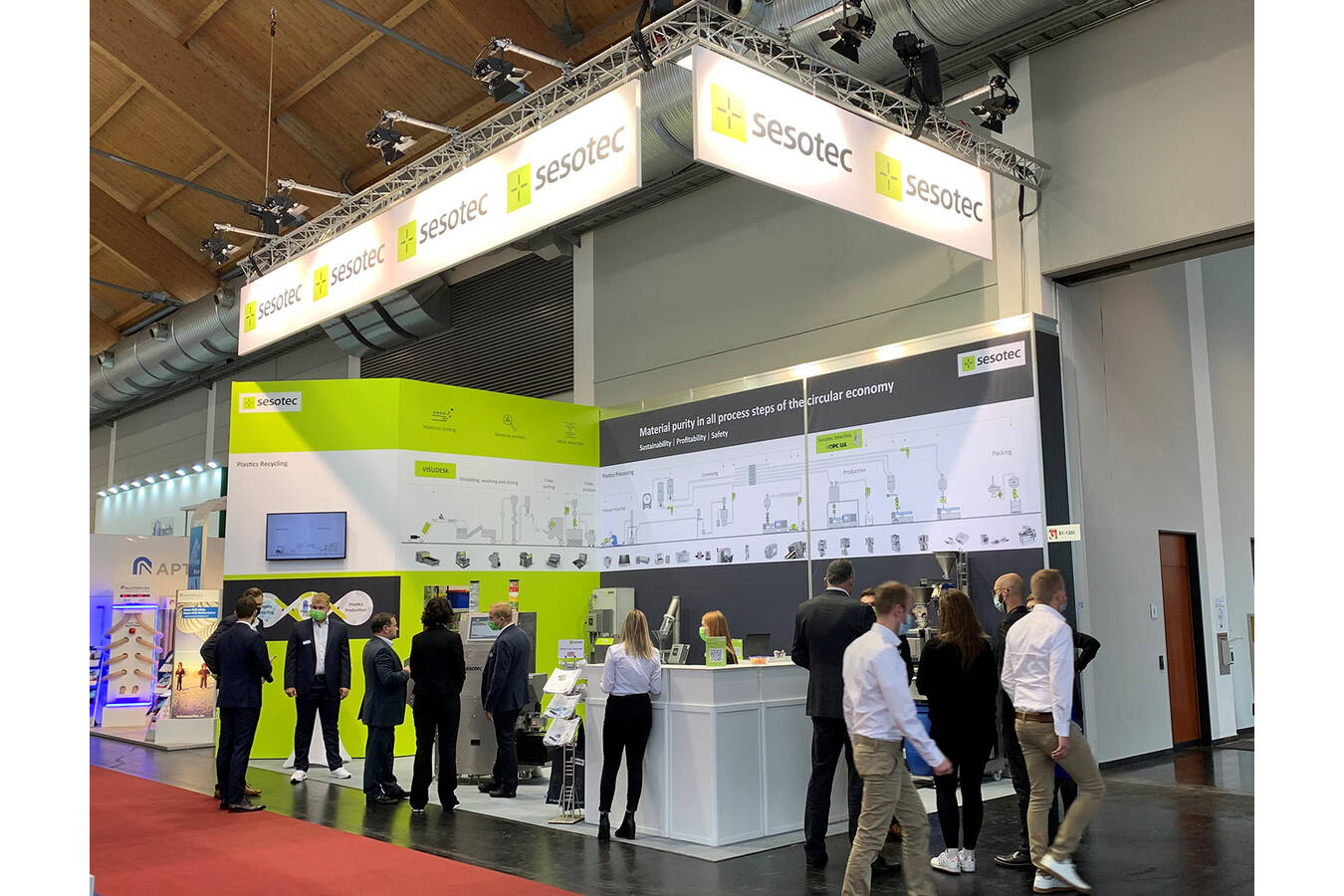 Finally, in-person conversation! Sesotec GmbH was delighted to greet so many visitors at their trade show booth at the 2021 Fakuma (Image: Sesotec GmbH)