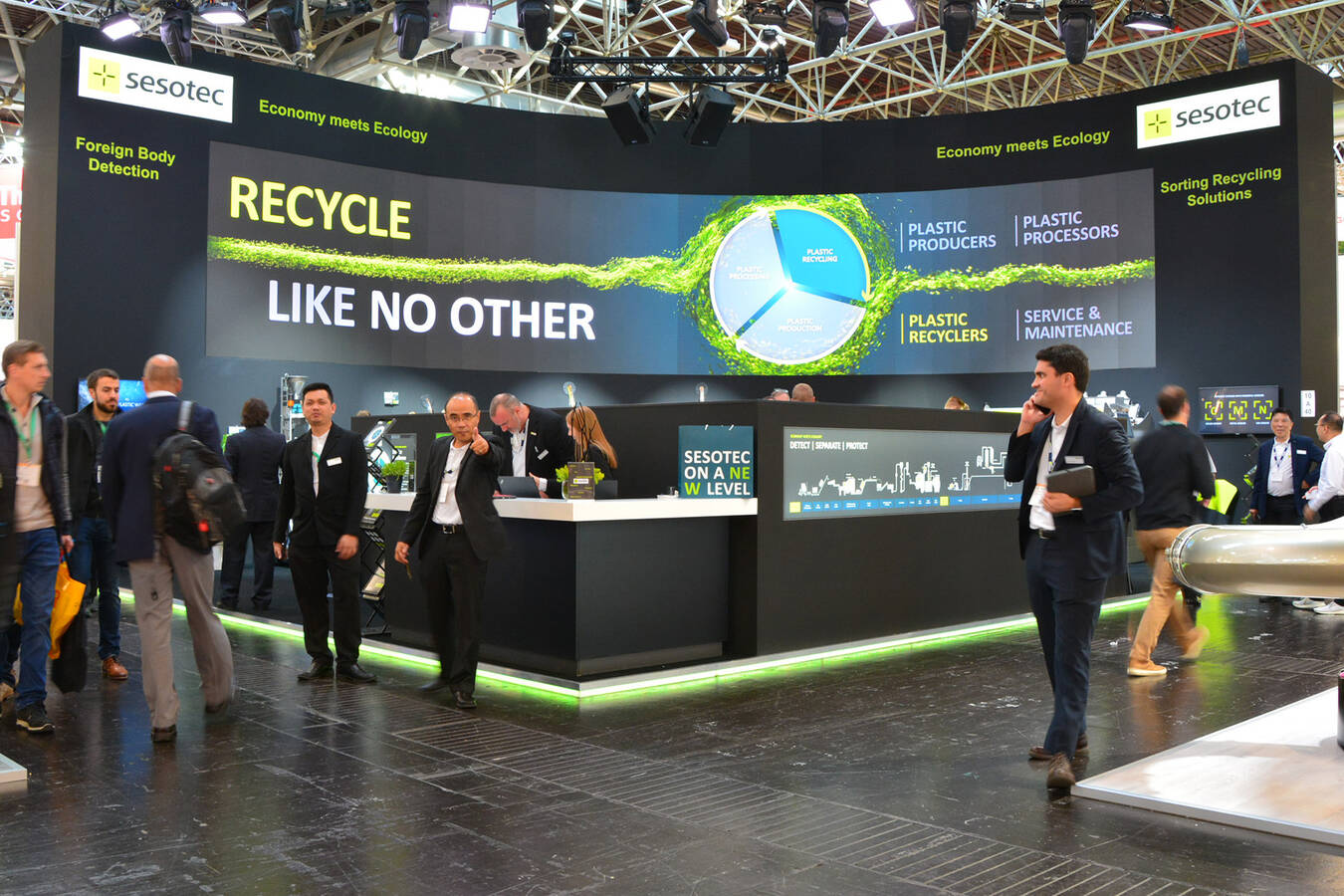 At its new, extraordinary trade fair booth, Sesotec showed how intelligent technologies and services help manufacturers, processors and recyclers of plastics to produce in a cycle-oriented and at the same time highly efficient manner. In this way, economi