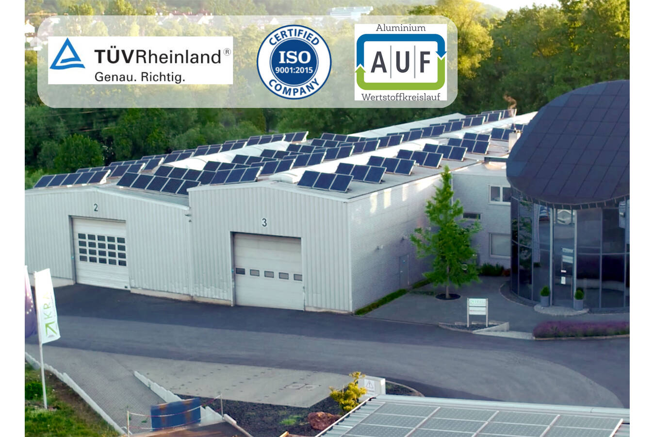 Dank selbst erzeugter Solarenergie punkten die technischen Mahlgüter von Krall Kunststoff-Recycling mit hervorragenden CO2-Bilanzen. © Krall Kunststoff-Recycling 