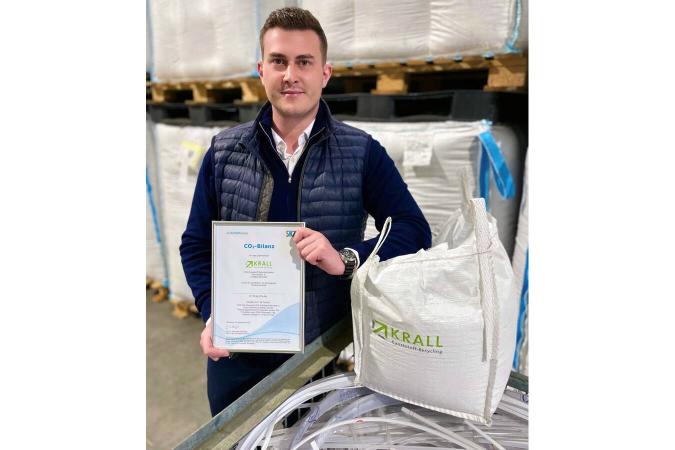 Prokurist Louis Krall mit einem der von Krall Kunststoff-Recycling ausgestellten Zertifikate, die am Jahresende bestätigen, in welchem Umfang der jeweilige Lieferant zur Verminderung der Treibhausgasemission beigetragen hat. © Krall Kunststoff-Recycling