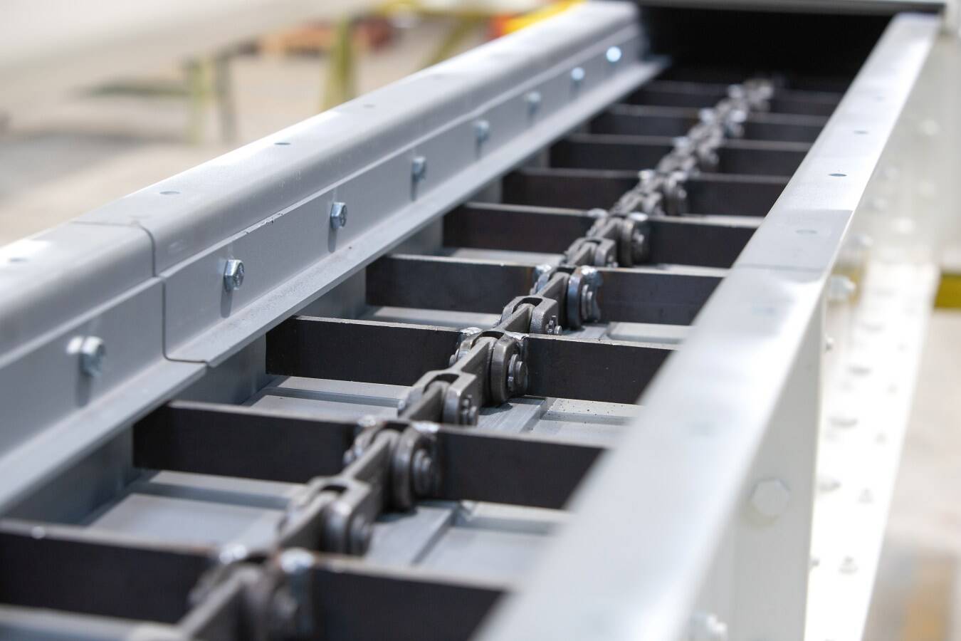 Custom made chain conveyors with material testing as starting point Material behavior: the key to robust and reliable design of chain conveyors, also called drag conveyors and Redlers