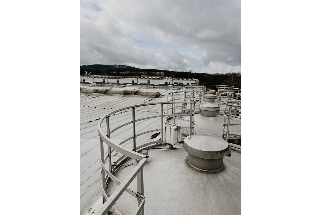 Precision That Lasts: UWT Level Sensors Prove 35-Year Durability After three decades in continuous operation, a recent site inspection of five plastic granule silos revealed that UWT’s level sensors, manufactured in 1990, still provide flawless measurement signals for the plastics industry.